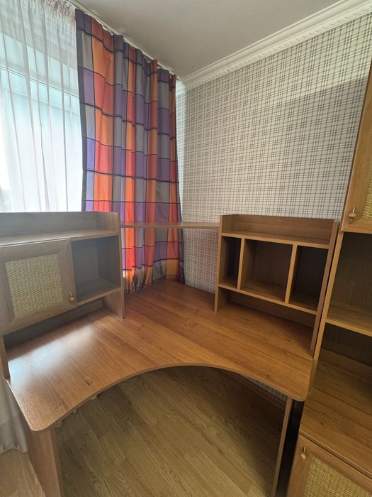 Продается Стол с шкафом