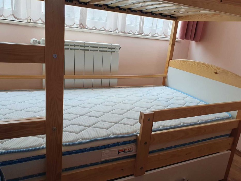 Двуетажно детско легло с двулицеви матраци