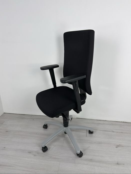 Ергономичен офис стол Dauphin който съчетава елегантен дизайн