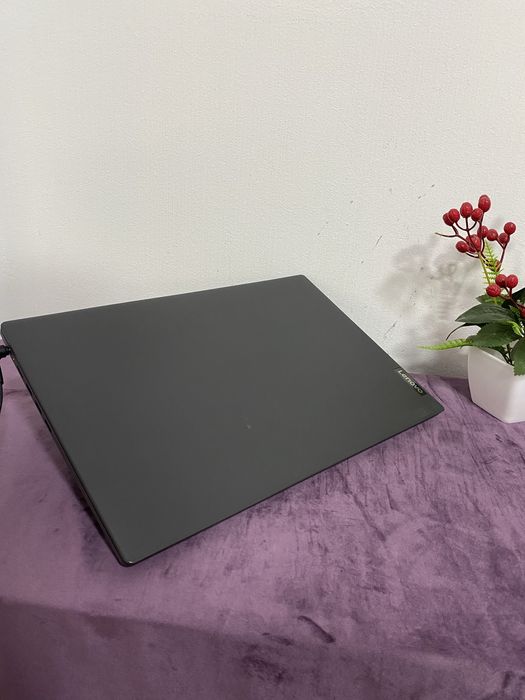 Ноутбук Lenovo.