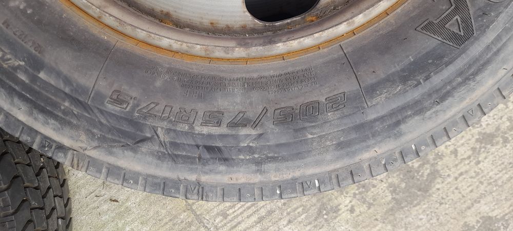 Anvelope mercedes vario 205 75 17,5  cu uzura foarte mica