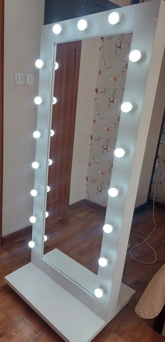 Зеркало гримёрное. Зеркало с лампочками.