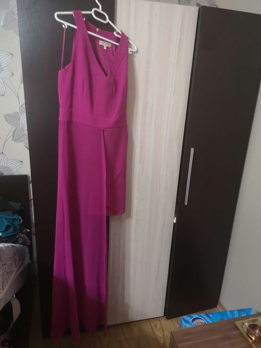 Къса рокля със ефектен детайл отстрани