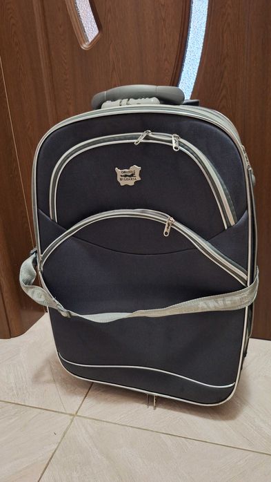 Продавам тъмно син куфар