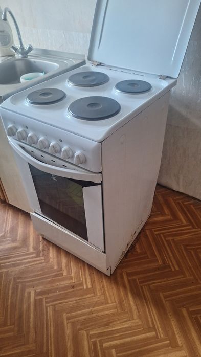 Продам электроплиту 35000