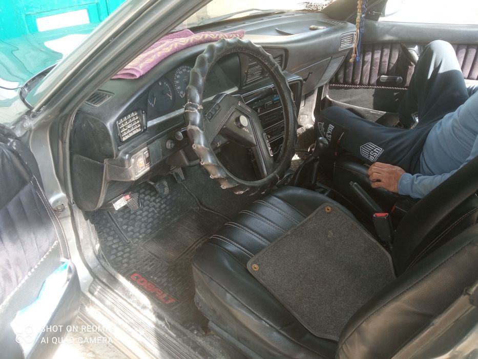 Tayota afto mashinasi sotiladi