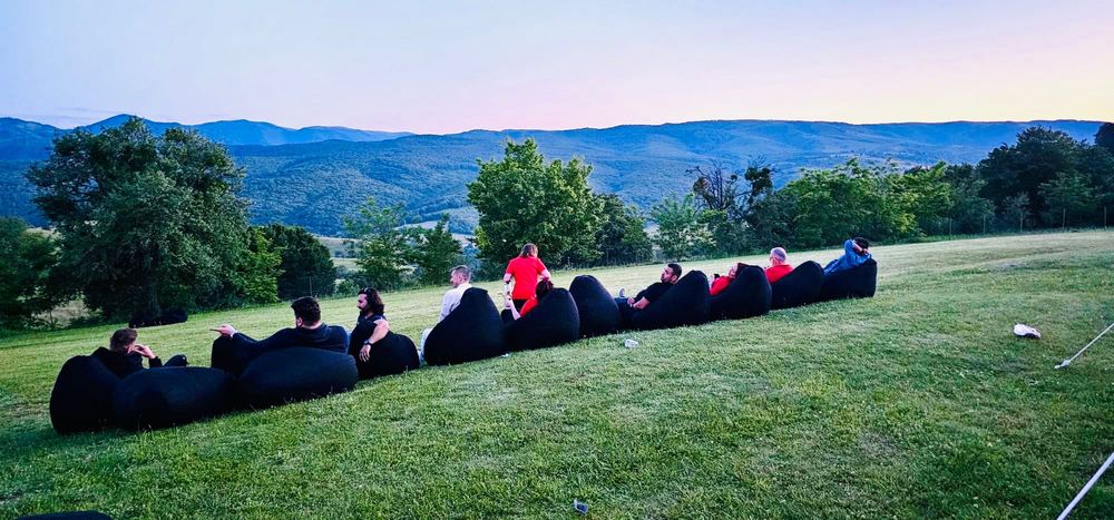 Scaune de inchiriat pentru evenimente, banci si pufuri