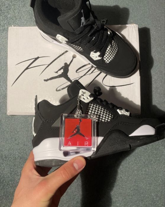 Jordan 4 Black and White Marimea 38 Noi