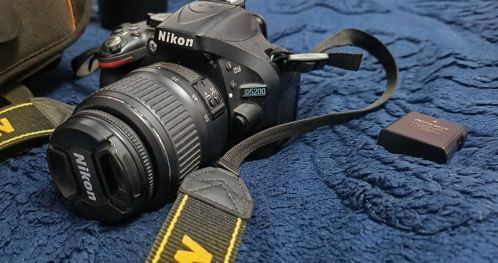 Nikon  D5200  + obiectiv 18-55mm