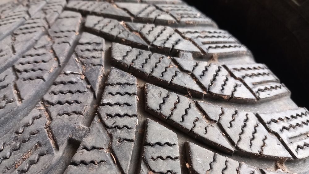 Гуми зимни 185/65R15 DOT: 3022
2 броя са по 25