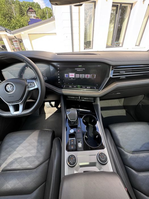VW Touareg 3.0 V6 4x4 | HUD | Ventilate | Panoramic | Full Option |