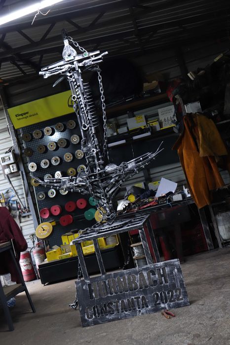 Sculptura Ancora din scule si unelte