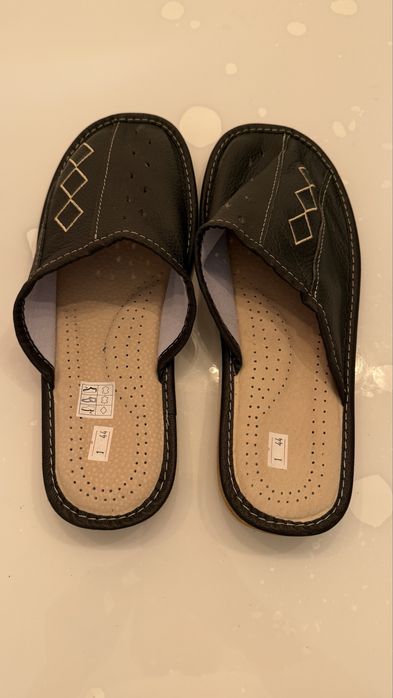 Vand slapi de casa piele neagra 44 noi ieftin