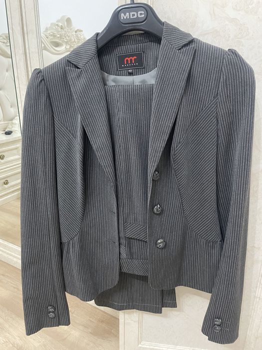 Продам брючной костюм