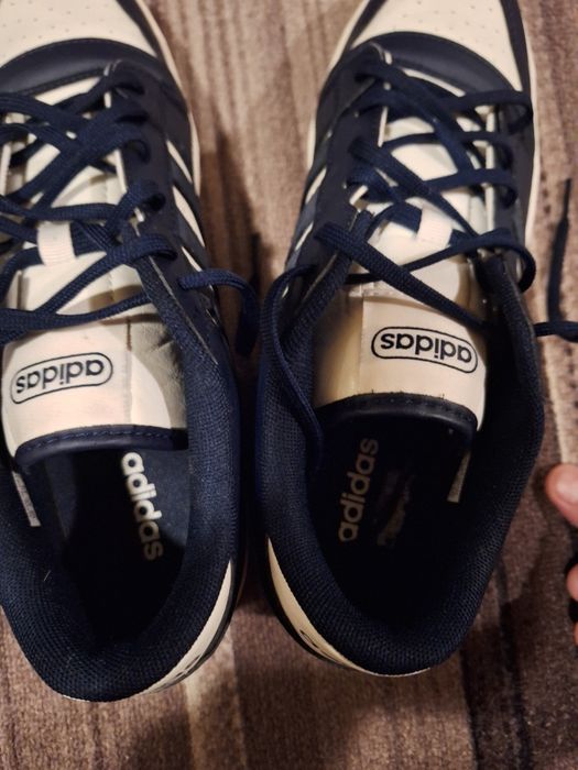 Adidasi Adidas si Saucony.