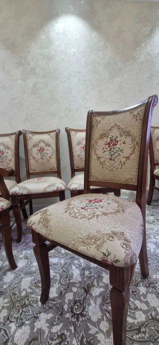 Стол ва стуллар тўплами сотилади