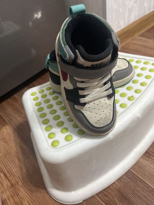 Кроссовки на мальчика 2000 тг 24 размер