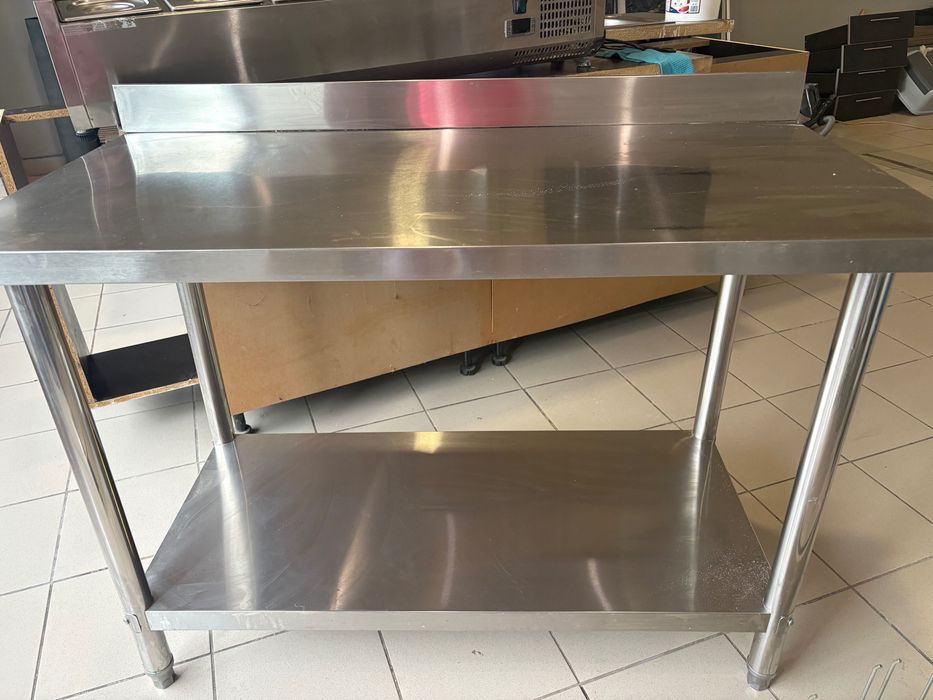 Masă profesională din inox cu poliță – ideală pentru bucătării, restaurante și laboratoare