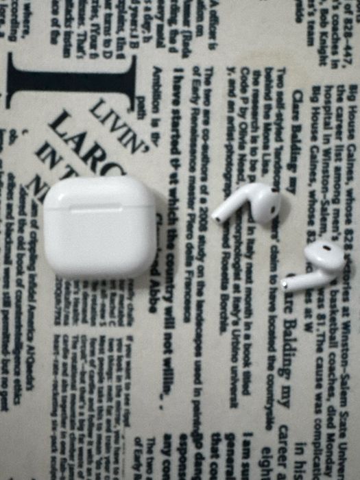 Apple AirPods 4 cu Active Noise Cancellation (ANC)
