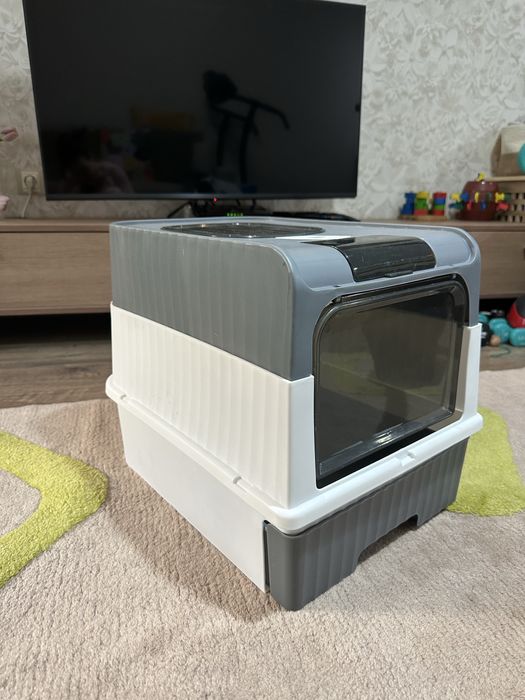 Затворена котешка тоалетна