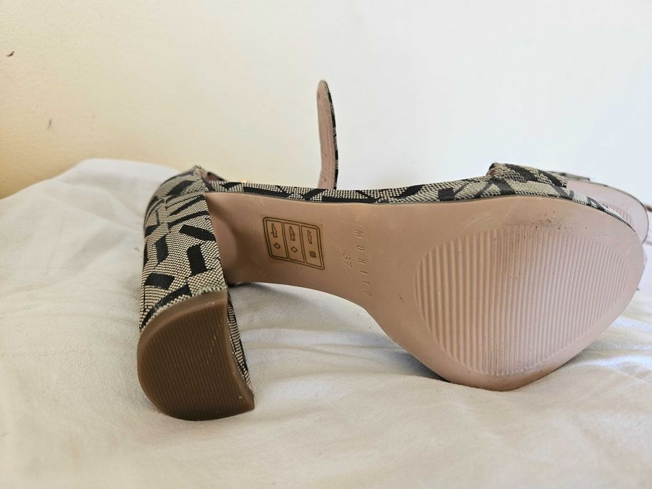 Сандали с висок ток