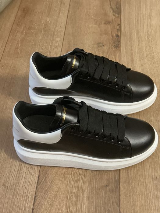 Vând Alexander McQueen