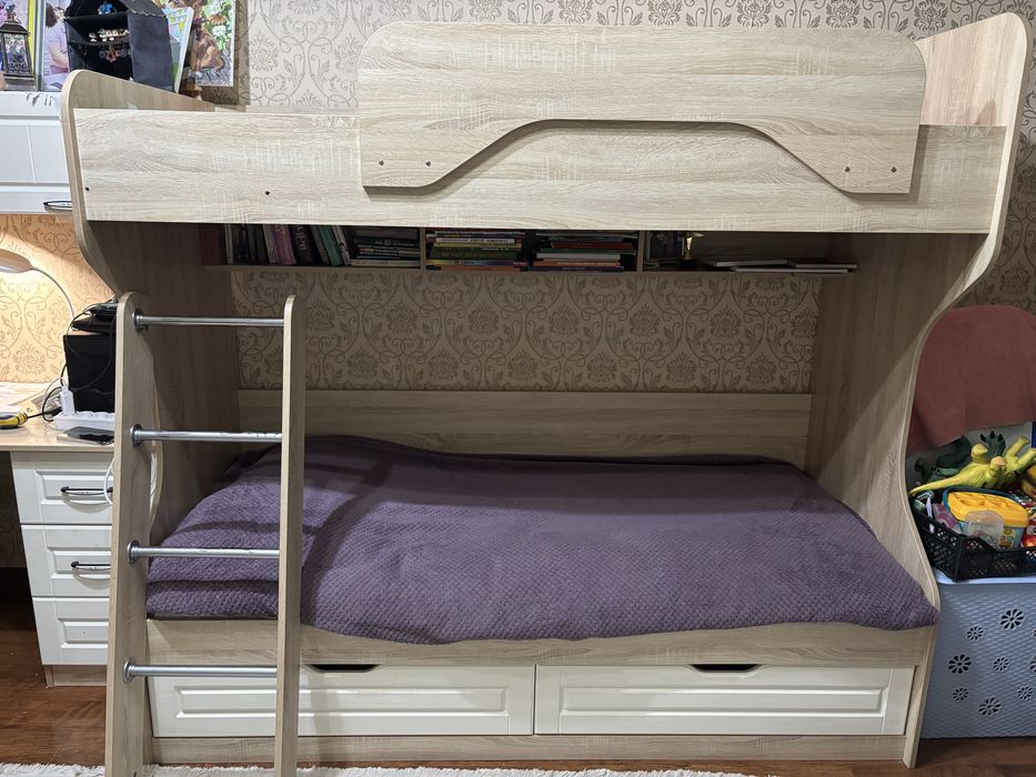 Двухярусная кровать с матрасами