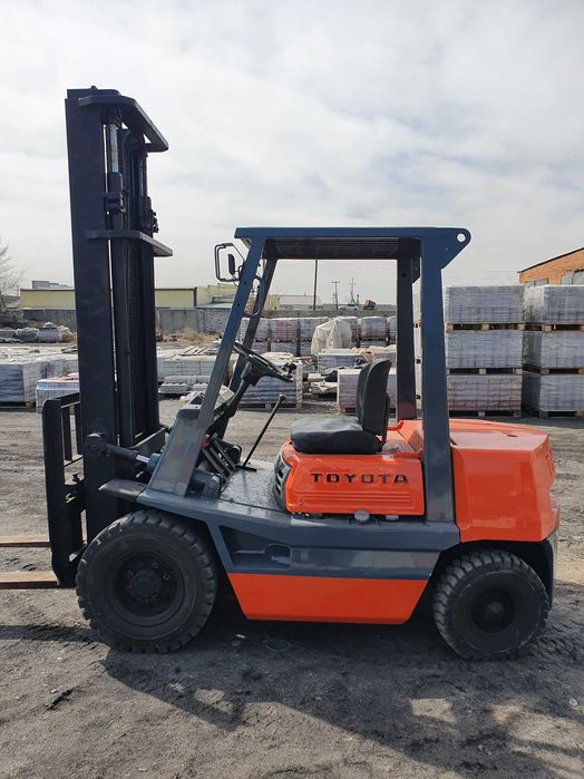 Вилочный погрузчик (кара)