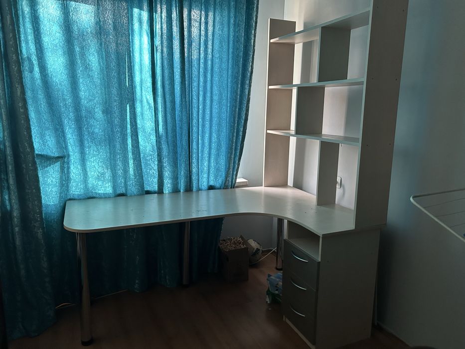 стол с полками и с шкафчиками