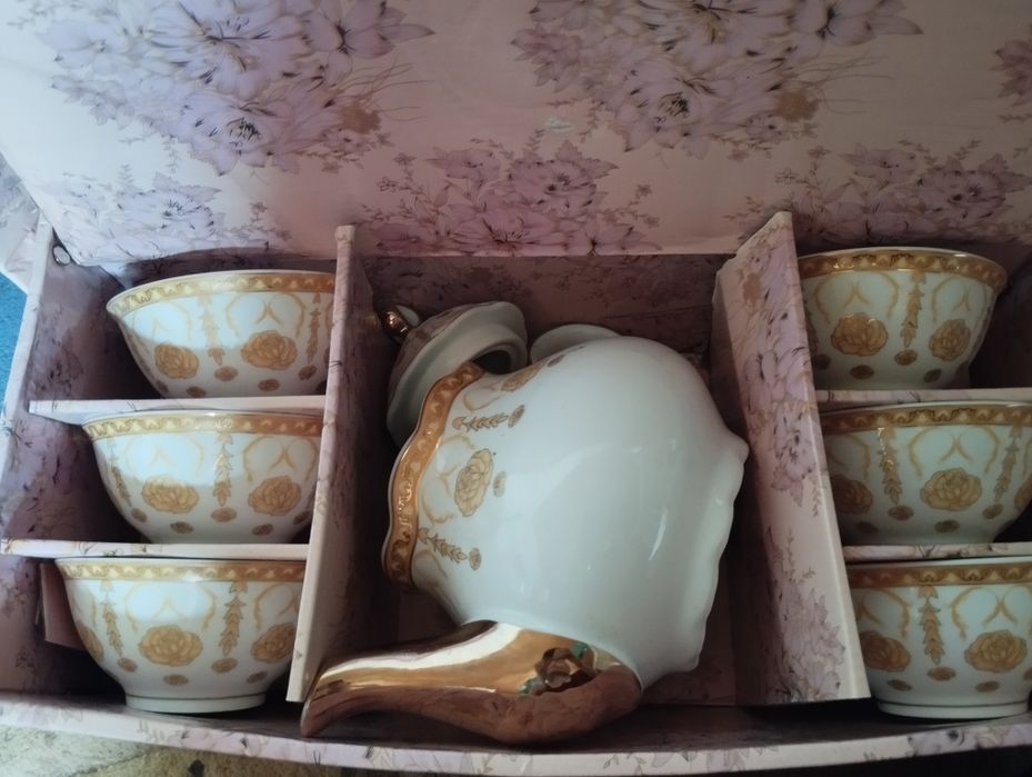 Продам набор за 2000 чайник и пиалы