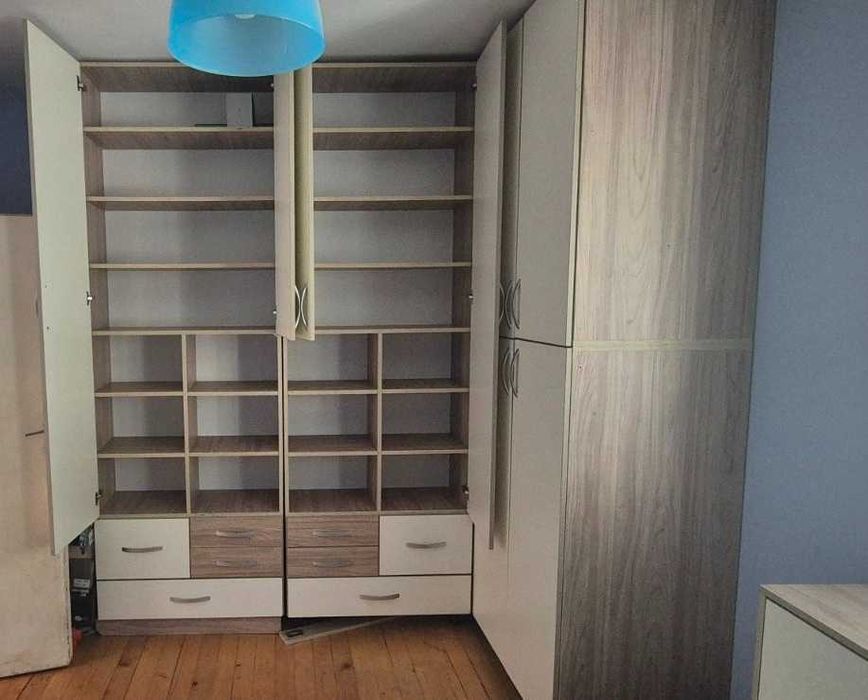 Голям ъглов гардероб с ракла. Обзавеждане за спалня.