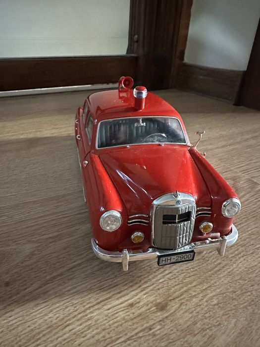 Mercedes 180 ponton revell 1:18