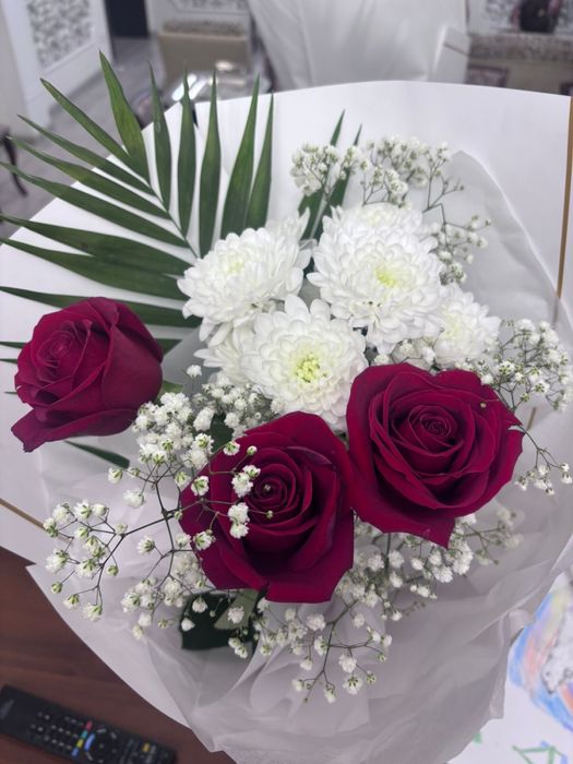 Букет из роз и хризантем