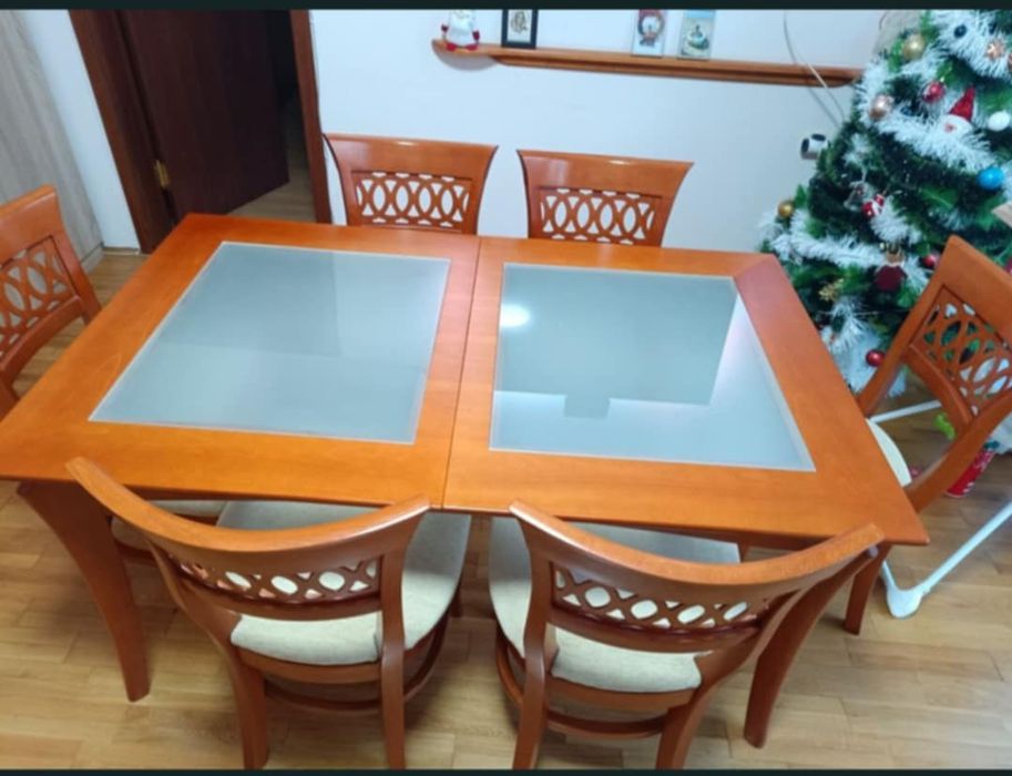 Комплект трапезна маса(разтегателна)със 6 стола,холна маса и огледало.