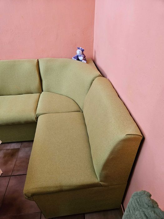 Продавам кухнеско диванче.