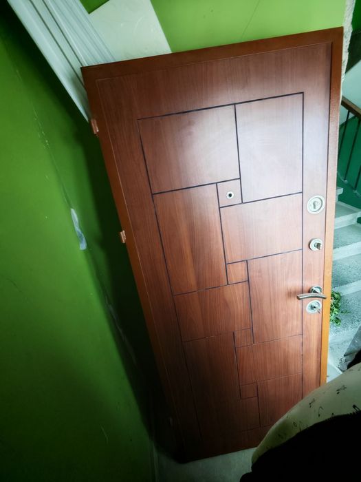 Външна врата запазена