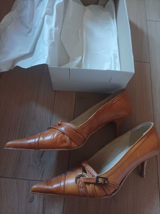 Различни видове Нови дамски обувки на ток Geox и Tara