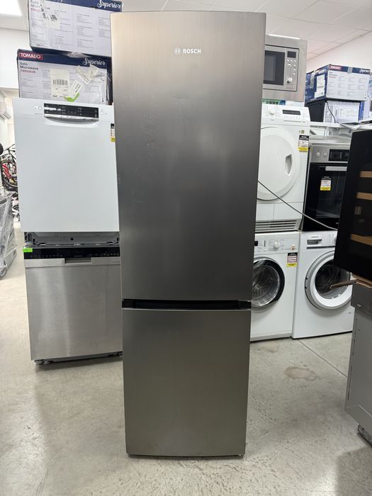Хладилник и фризер за вграждане Bosch.