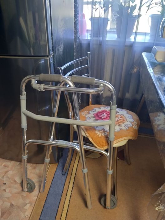 Продам ходунки для пожилых людей