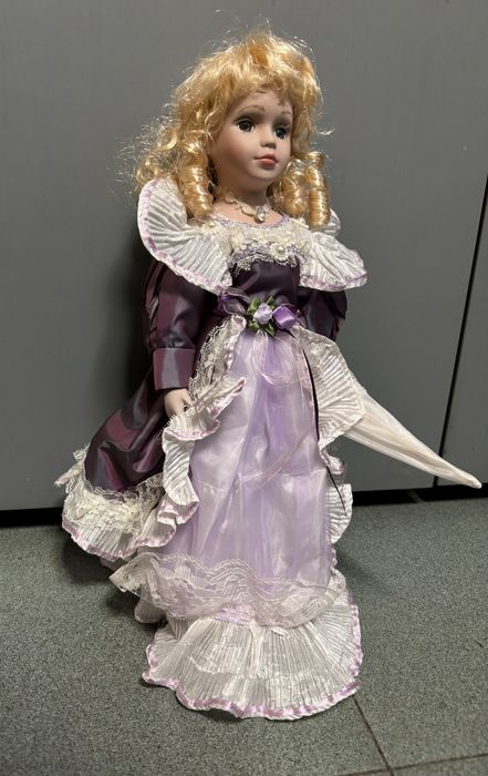 Красиви Порцеланови Кукли със стойки и кутии 40см