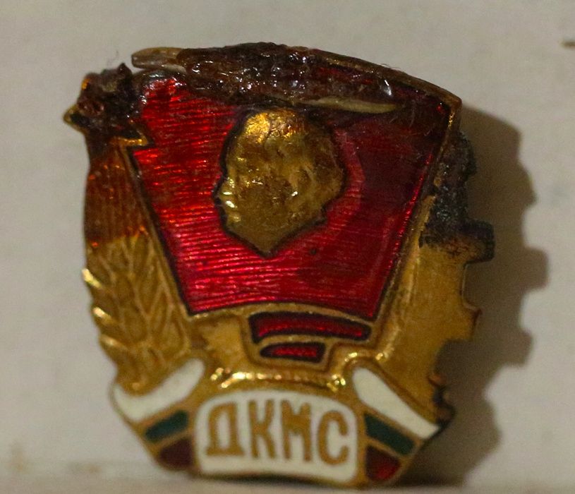 Продавам колекция от значки - антикварни и нови