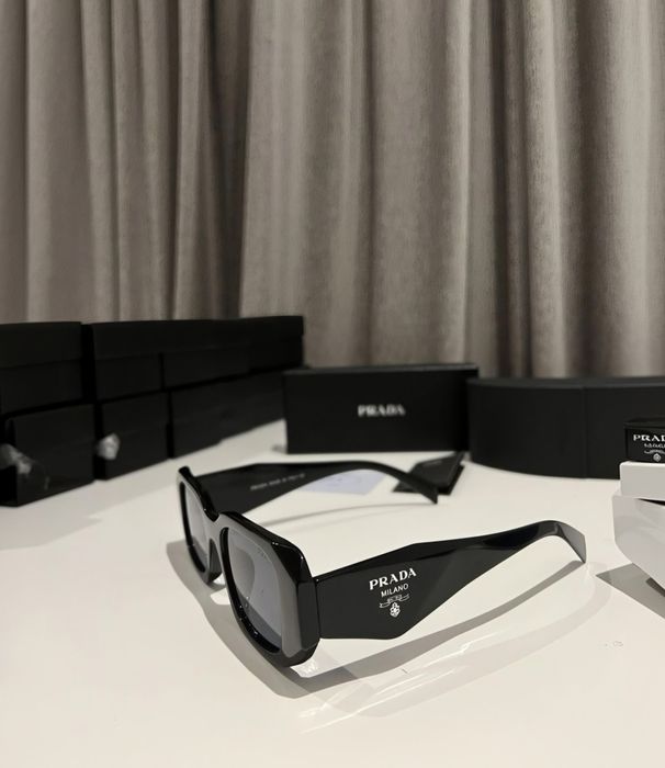 Vand ochelari prada sigilati/ poza este doar un exemplar