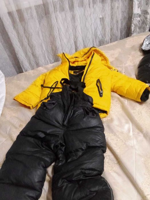 Продам зимние Комбинезоны на мальчика