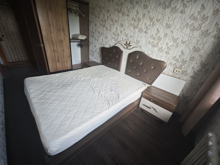 Кровать с матрасом и две тумбочки