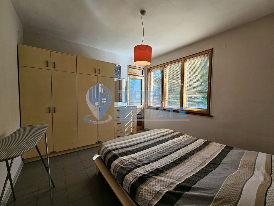 Триетажна обзаведена къща с два гаража в Горна Оряховица