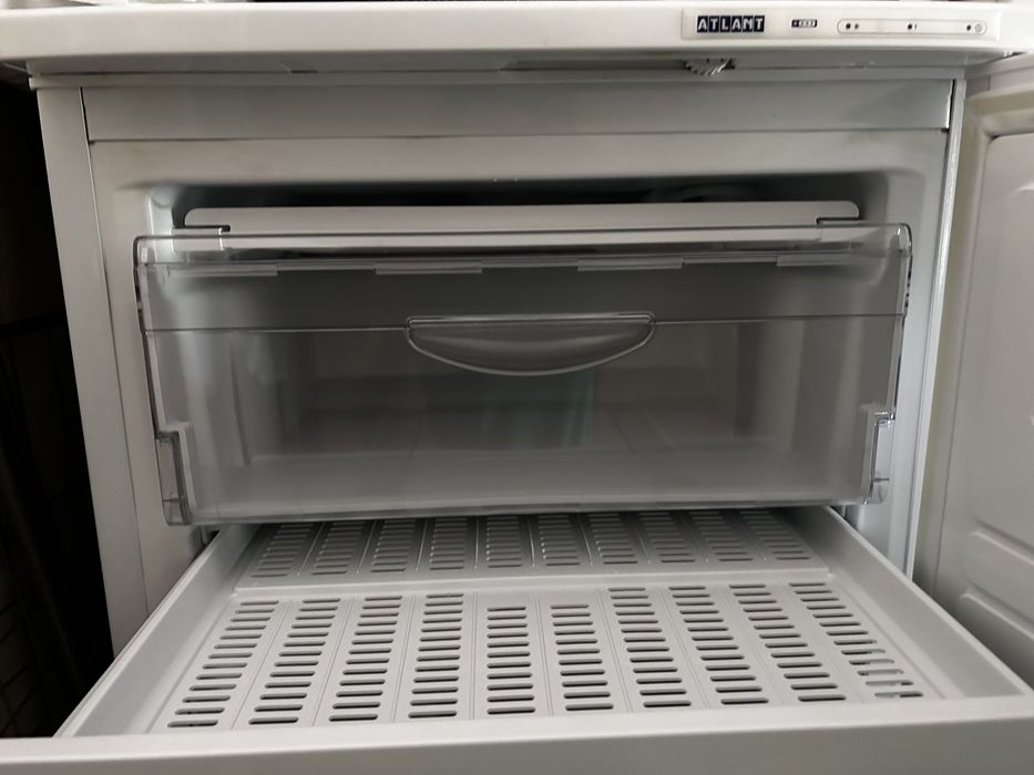 Продам морозильник Атлант срочно