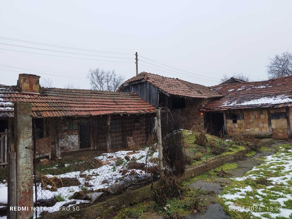 Продавам къща с двор в с. Новград