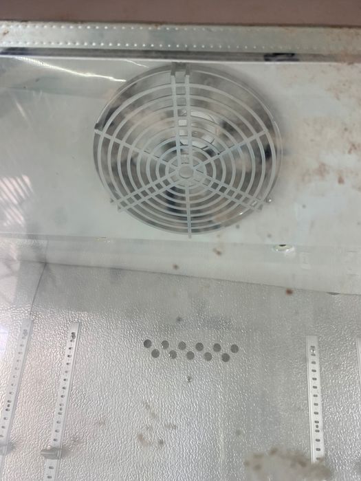 Стоячий ветреный холодильник