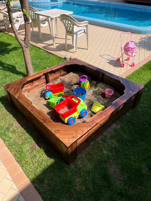 Песочница из натурального дерева.