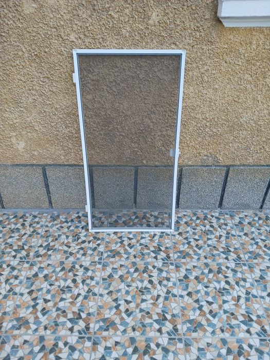 Комарници,На 1 сезон ,нови направени от здрави, качествени материали.